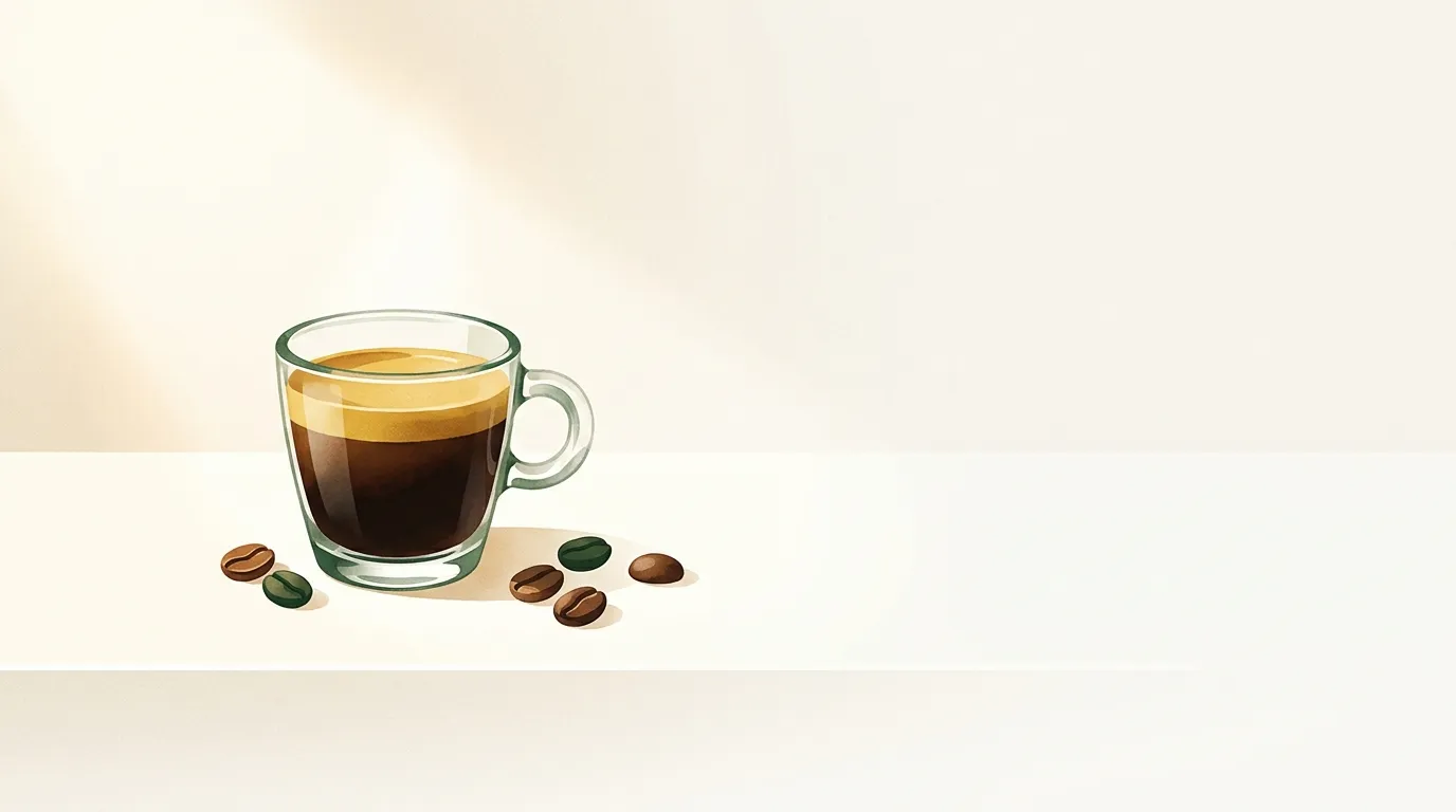 Espresso z gęstą cremą w małej szklance