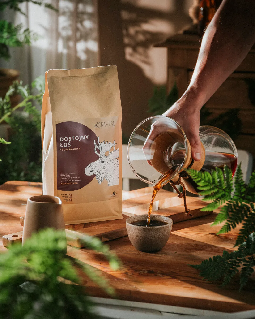 Dostojny Łoś 1 kg i Chemex, przelewanie świeżo zaparzonej kawy do filiżanki