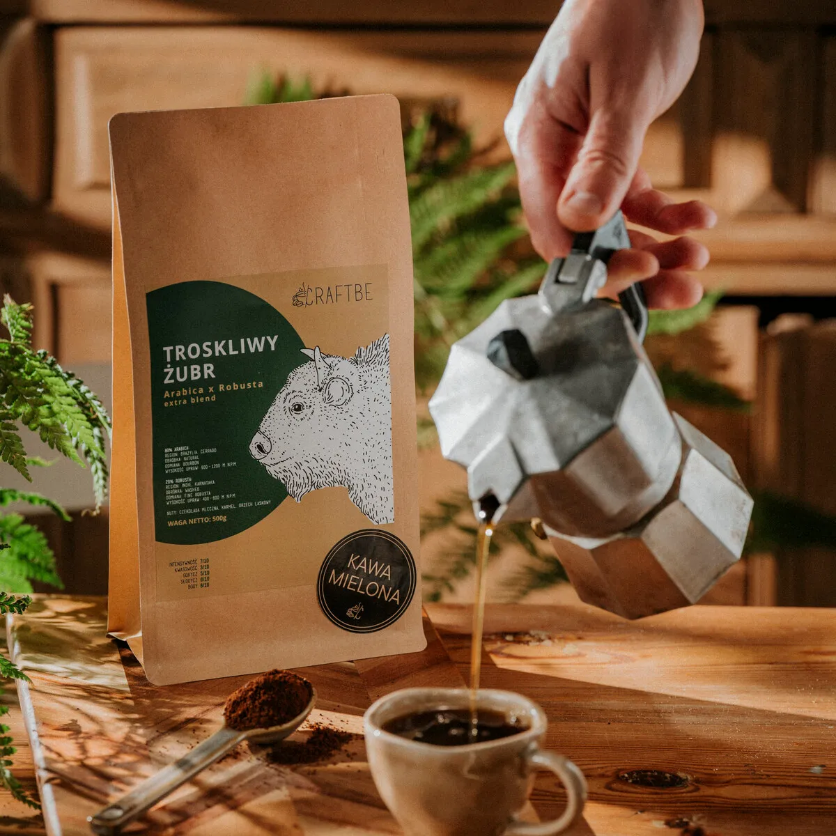 Troskliwy Żubr mielona 500 g i kawiarka, nalewanie kawy do filiżanki
