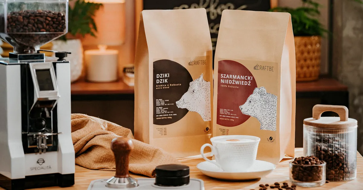 Młynek Eureka, dwie paczki 1 kg (Dziki Dzik i Szarmancki Niedźwiedź) i cappuccino na ladzie kawiarni