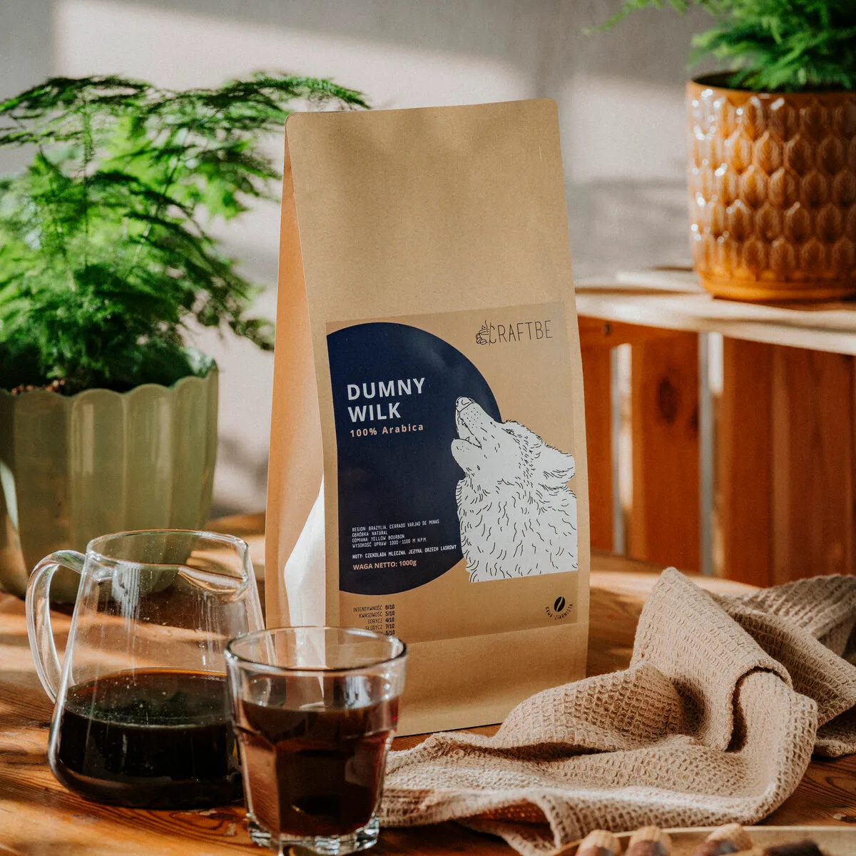 Dumny Wilk 1 kg, jasny stół, szklanka kawy