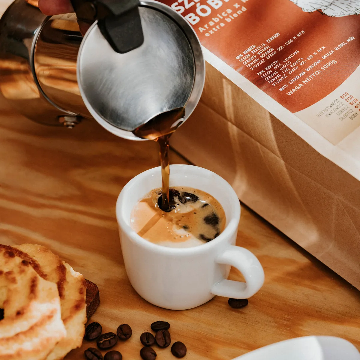 Szlachetny Bóbr 1 kg, nalewanie espresso, paczka w tle