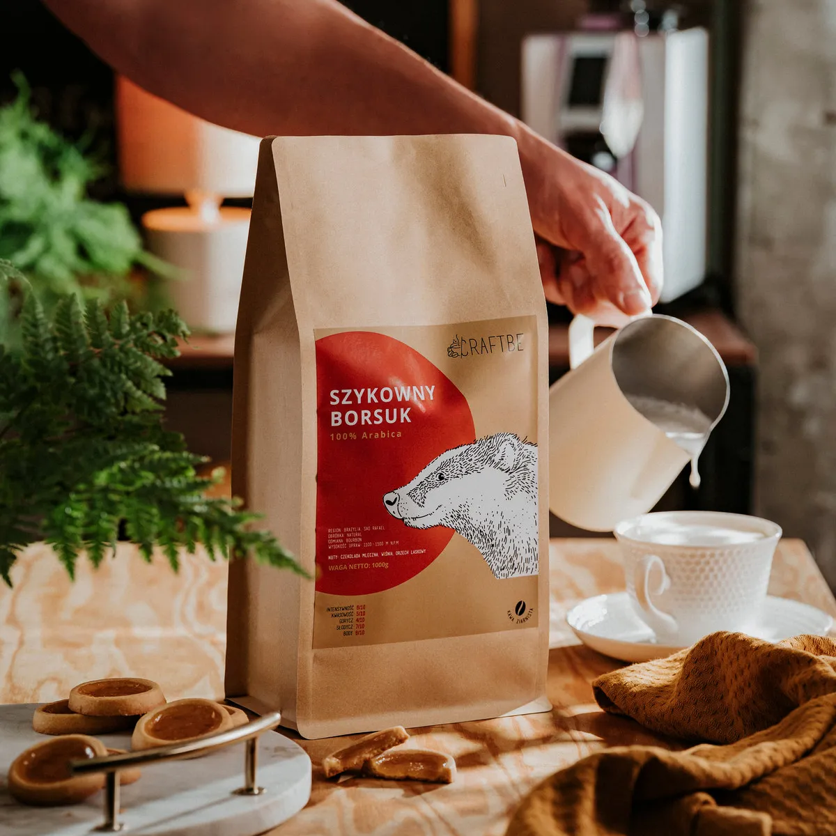 Szykowny Borsuk 1 kg, nalewanie mleka do filiżanki