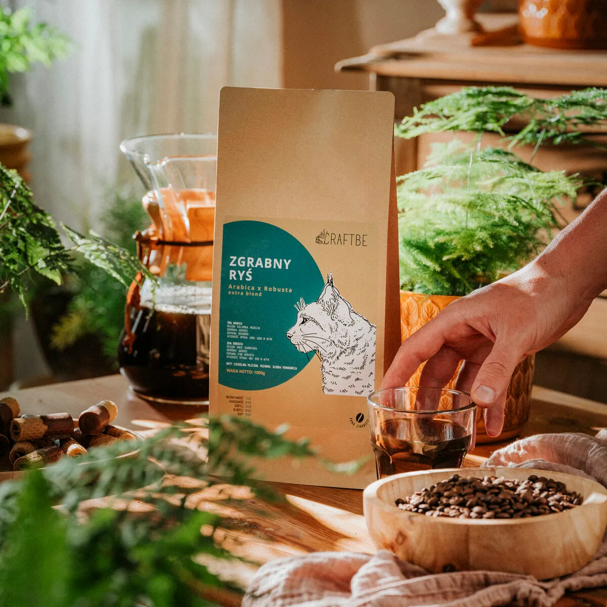 Zgrabny Ryś 1 kg, orzechy laskowe obok paczki